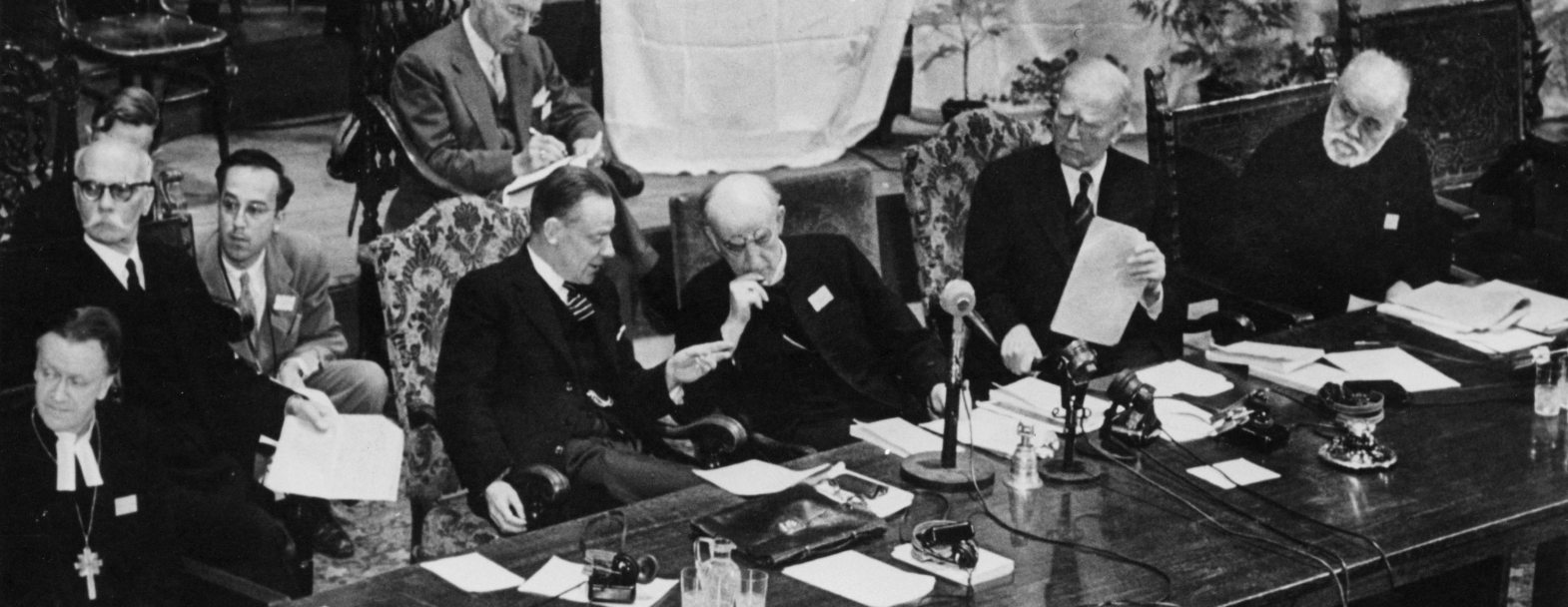 Assemblée constitutive d&#039;Amsterdam, 1948. De gauche à droite : Willem Adolf Visser&#039;t Hooft (Hollande), Geoffrey Fisher, Archevêque de Canterbury (Grande-Bretagne), John Mott (USA) et l&#039;Archevêque de l&#039;Eglise orthodoxe de Grèce Germanos Strenopoulos © World Council of Churches (COE) / Assemblée constitutive d&#039;Amsterdam, 1948. De gauche à droite : Willem Adolf Visser&#039;t Hooft (Hollande), Geoffrey Fisher, Archevêque de Canterbury (Grande-Bretagne), John Mott (USA) et l&#039;Archevêque de l&#039;Eglise orthodoxe de Grèce Germanos Strenopoulos © World Council of Churches (COE)