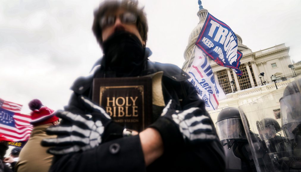 Lors de la tentative d’insurrection au Capitole, ce mercredi 6 janvier à Washington, de nombreuses pancartes aux références chrétiennes ont été brandies par les manifestants pro-Trump. / RNS / AP