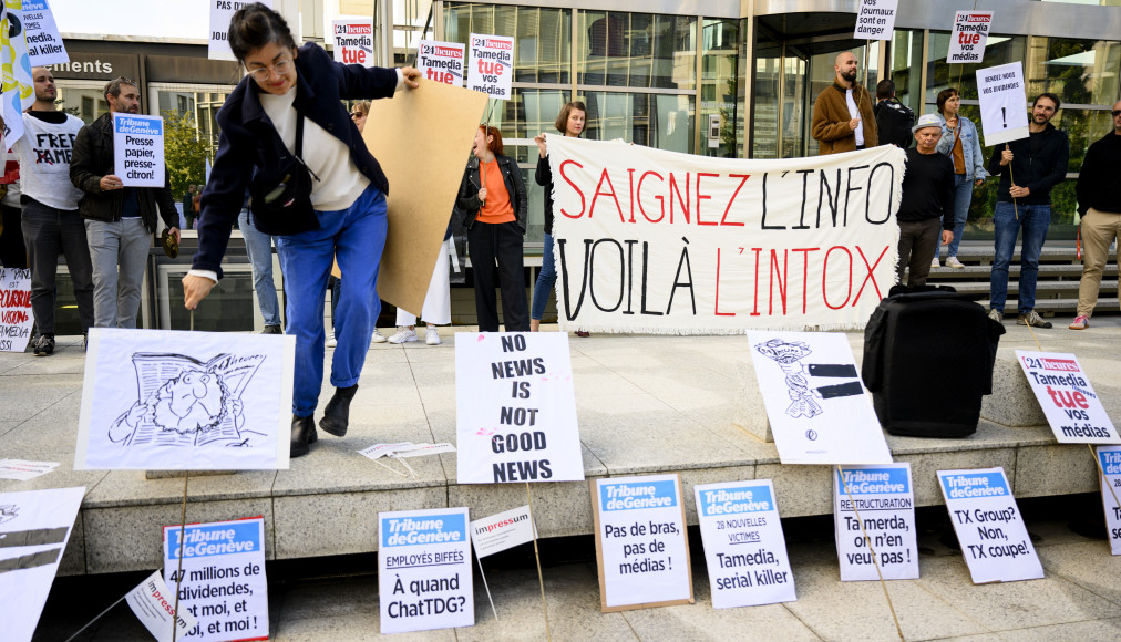 Des journalistes manifestant devant la tour Edipresse à Lausanne, le 25 septembre 2023. / Keystone