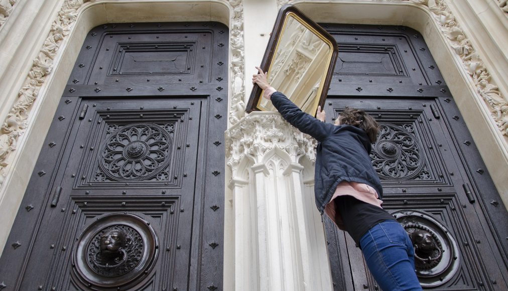 Et pourquoi pas un miroir sur le socle? / © Max Idje