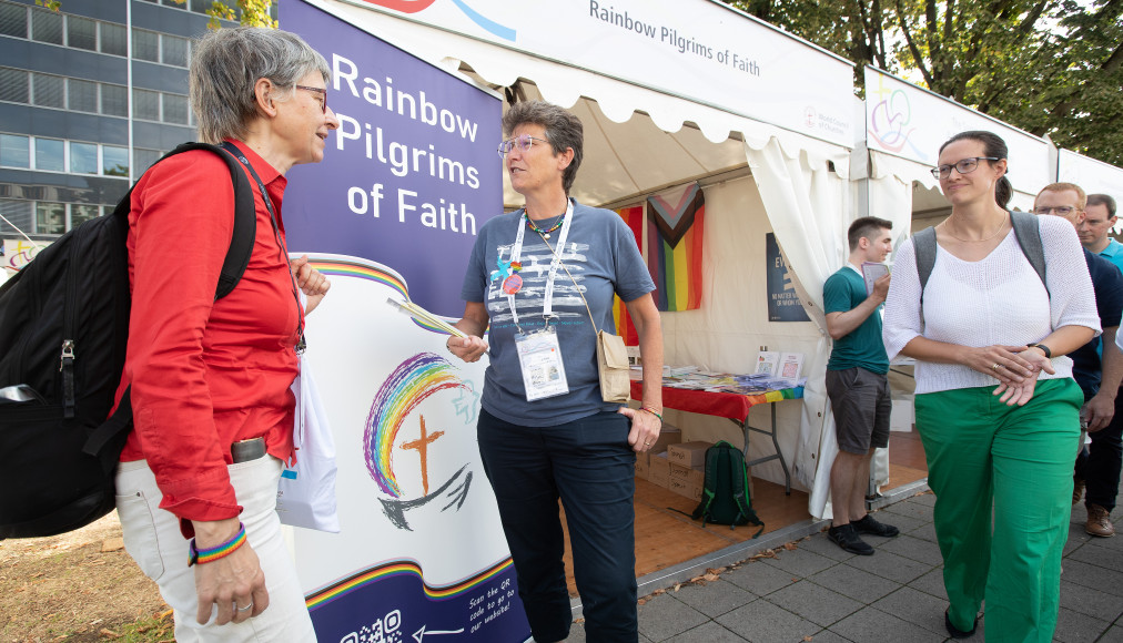 Sur le stand des Pèlerins arc-en-ciel dans la Foi/©Mike DuBose, WCC