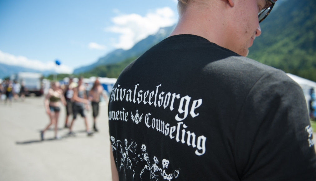 Un membre de l&#039;équipe de l&#039;aumônerie réformée, en tenue, sur le site du Greenfield Festival à Interlaken. © DR / Un membre de l&#039;équipe de l&#039;aumônerie réformée, en tenue, sur le site du Greenfield Festival à Interlaken. © DR