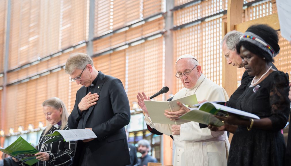 Le pape François donne sa bénédiction lors du service œcuménique, accompagné des responsables du COE. Photo: Albin Hillert/COE / Le pape François donne sa bénédiction lors du service œcuménique, accompagné des responsables du COE. Photo: Albin Hillert/COE