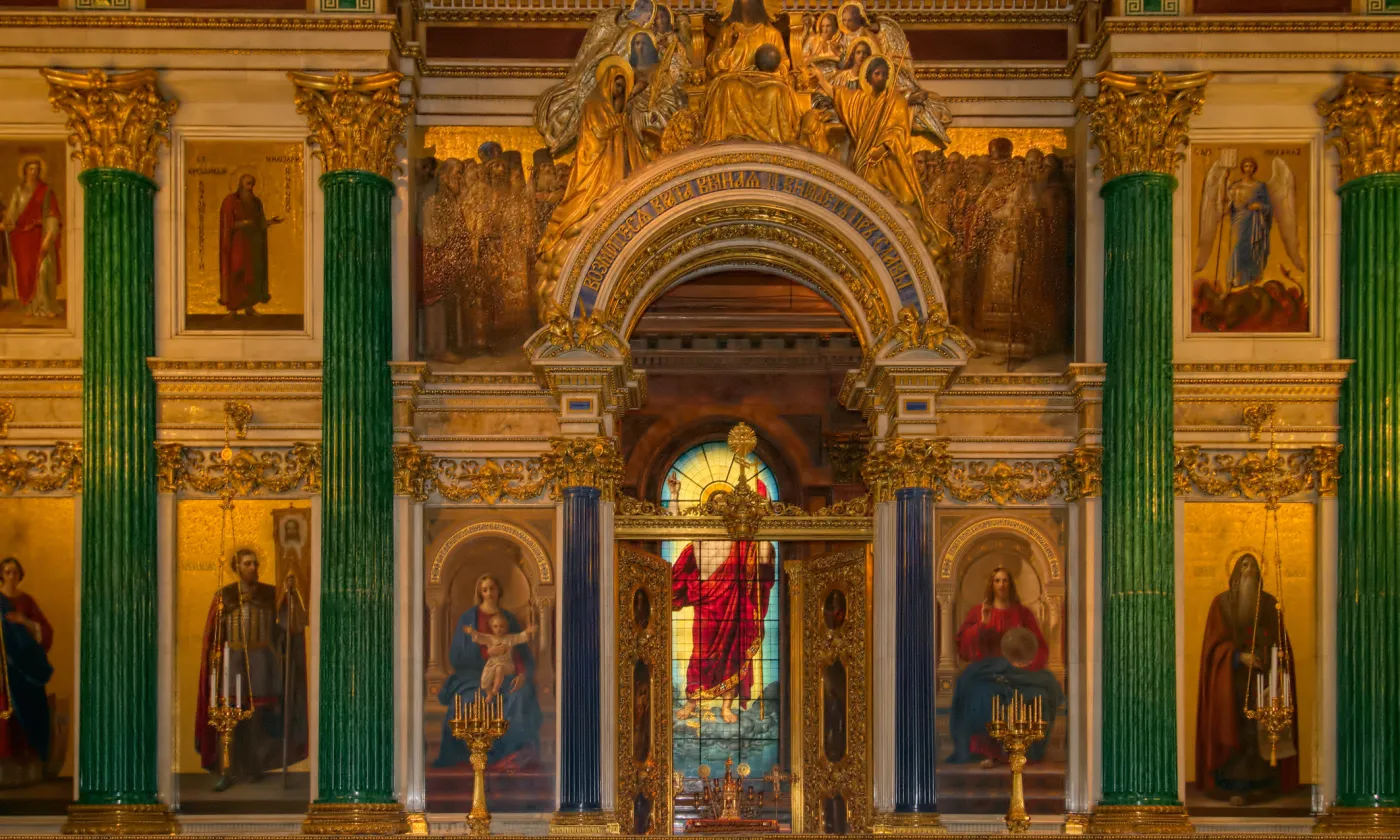 Dans la cathédrale Saint-Isaac à Saint-Pétersbourg. ©iStock/Joesboy
