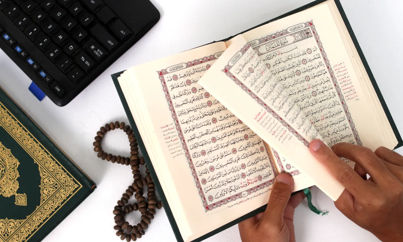 un travailleur récite le Coran durant le Ramadan ©iStock