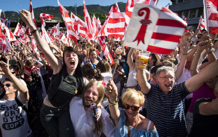 Des militants pro-jurassiens fêtent le transfert de Moutier dans le canton du Jura. / Keystone