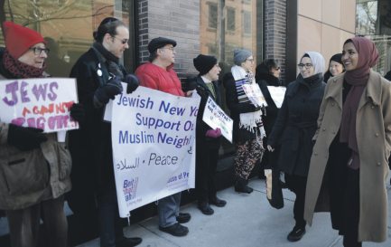 Chaque vendredi depuis l’élection de Donald Trump, les membres de CBST vont exprimer leur soutien aux musulmans d’une mosquée voisine et dénoncer l’islamophobie du président. / © Congrégation Beit Simchat Torah