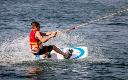 Le Réseau des jeunes de Bienne propose de nombreuses activités font du ski nautique dans le cadre de son pôle d'activités "Bol d'air", ici sur le lac de Bienne © Adrien Despont 