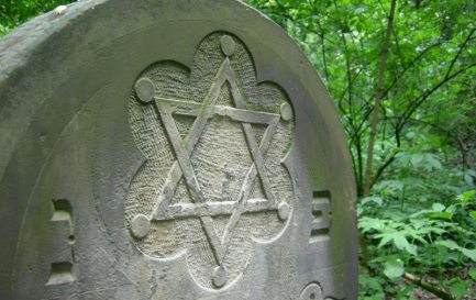 Une étoile de David sur une pierre tombale dans le cimetière juif de Częstochowa, Pologne. / ©Jacques Lahitte, CC BY 3.0, Wikimedia Commons