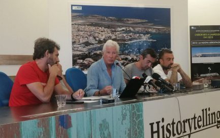 Richard Gere lors de la conférence de presse à Lampedusa, sur l&#039;Open Arms. / DR / Nev Agencia