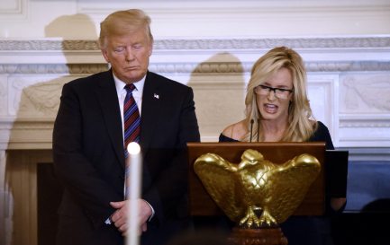 Le 27 août 2018, Donald Trump prie sous la conduite de la pasteure Paula White qui faisait partie des invités aux repas avec les leaders évangéliques à la Maison-Blanche / ©KEYSTONE/NEWSCOM/OLIVIER DOULIERY