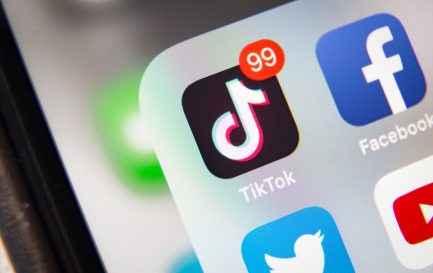 Des prêtres cartonnent sur TikTok / ©iStock/ 5./15 WEST