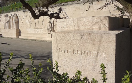 Le nom de Marie Dentière, gravé sur une stèle devant le Mur des Réformateurs à Genève / ©MHM55, CC BY-SA 4.0 Wikimedia Commons