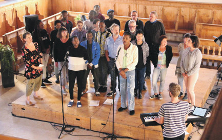 La choeur P’tit-Val Grand Coeur regroupe migrant·es et population du village. / © N. Hager