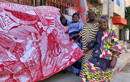 Des récits de repas, mis en images par les personnes interrogées, ont été brodés sur des nappes par un collectif de femmes à Dakar. / © Lilo Wullschleger