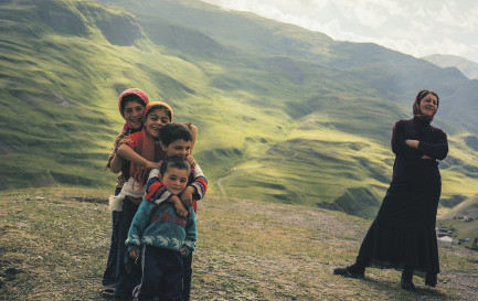 Mariyam, Hamida, Samir et Izzet jouent près de leur mère, Vulalya, dans les collines entourant le village. De la série Khinaliq Village, 2008. / ©Rena Effendi / Exposition Human.Kind. au Musée international de la Croix-Rouge et du Croissant-Rouge, Genève.