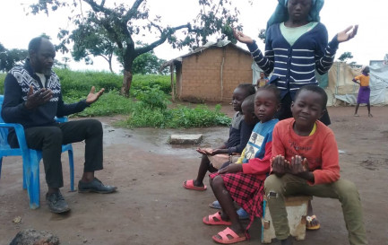 Emmanuel Totoni et sa famille priant. / Salomon Albert Ntap / Protestinfo