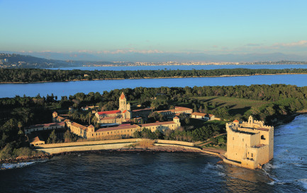 Plus ancien monastère insulaire d’Europe, avec seize siècles de vie monastique, Lérins et son cadre unique réunit un public très divers. / ©DR